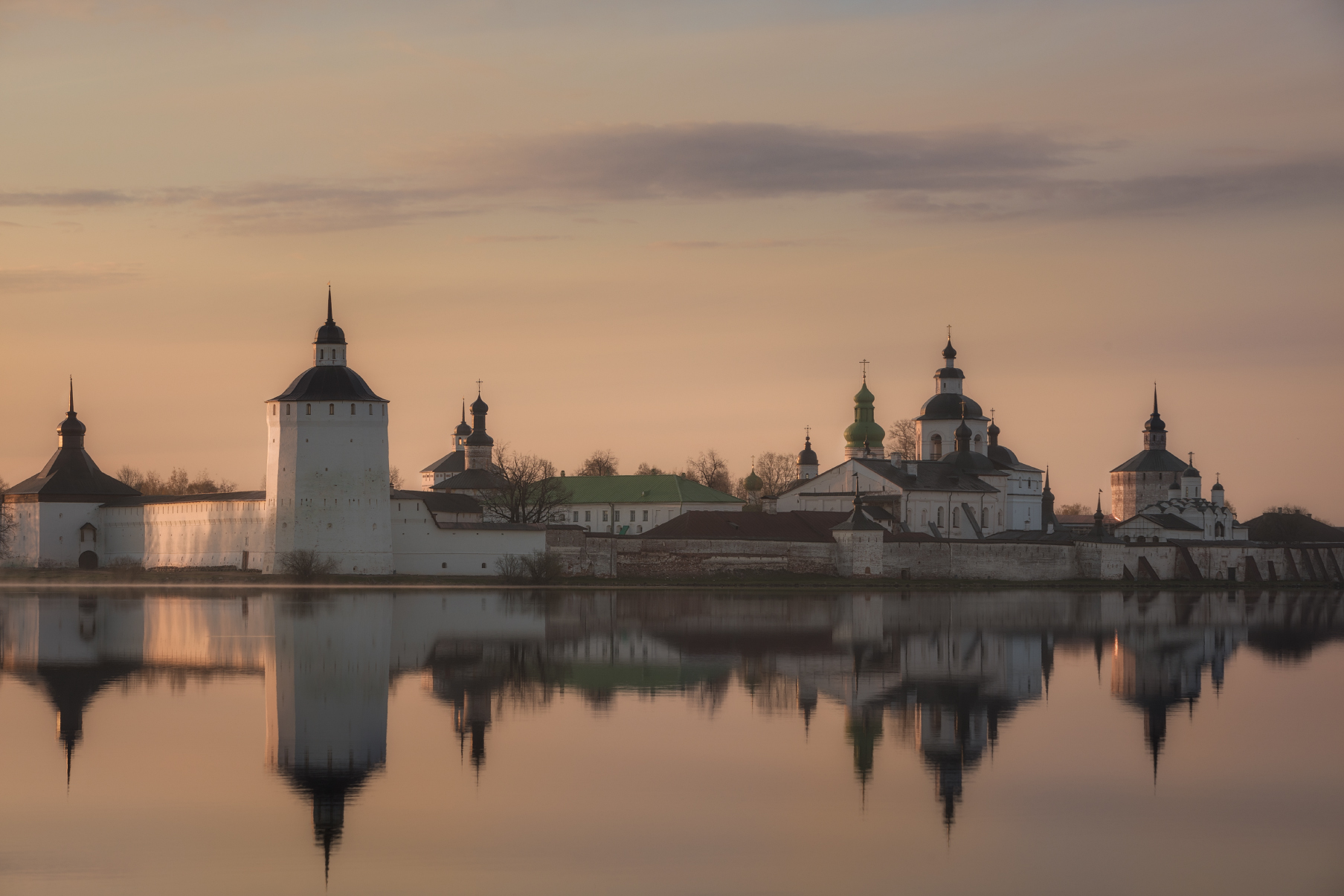 Ранним утром под стенами монастыря...