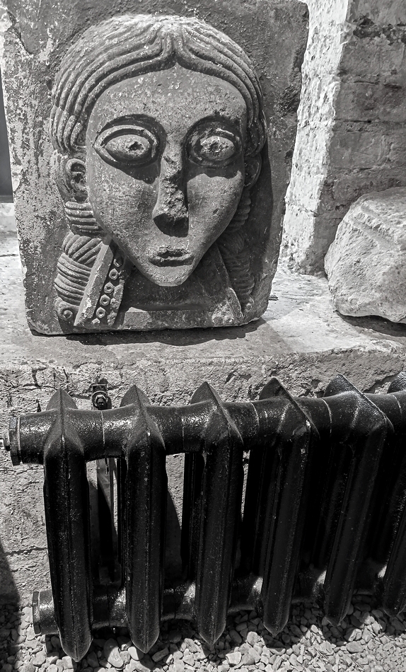 Девушка, греющаяся у батареи...