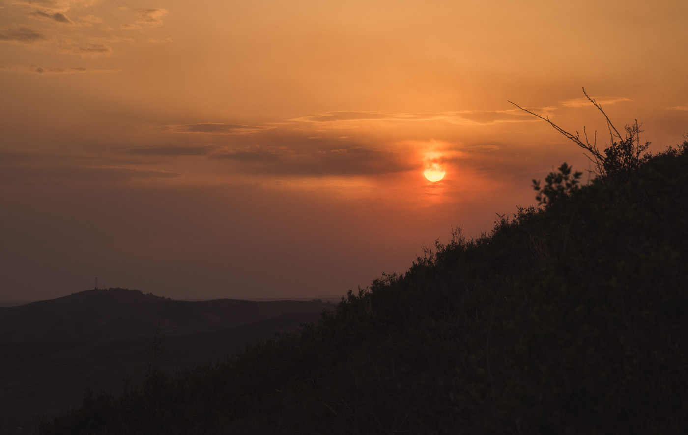 Вздохнув устало, день уходит...