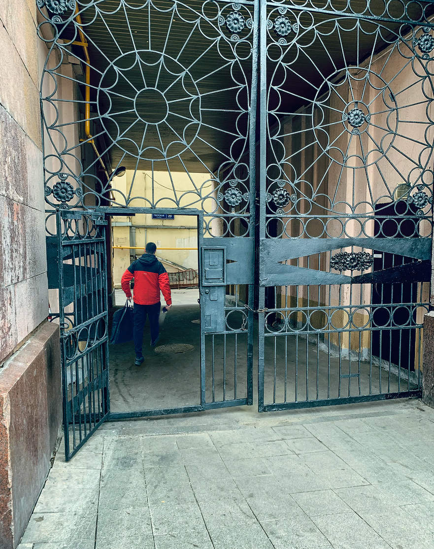 в подворотню с фонариком)