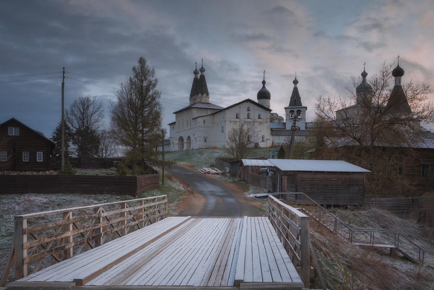 Майским снегом припорошеннный, монастырь стоит на берегу...2