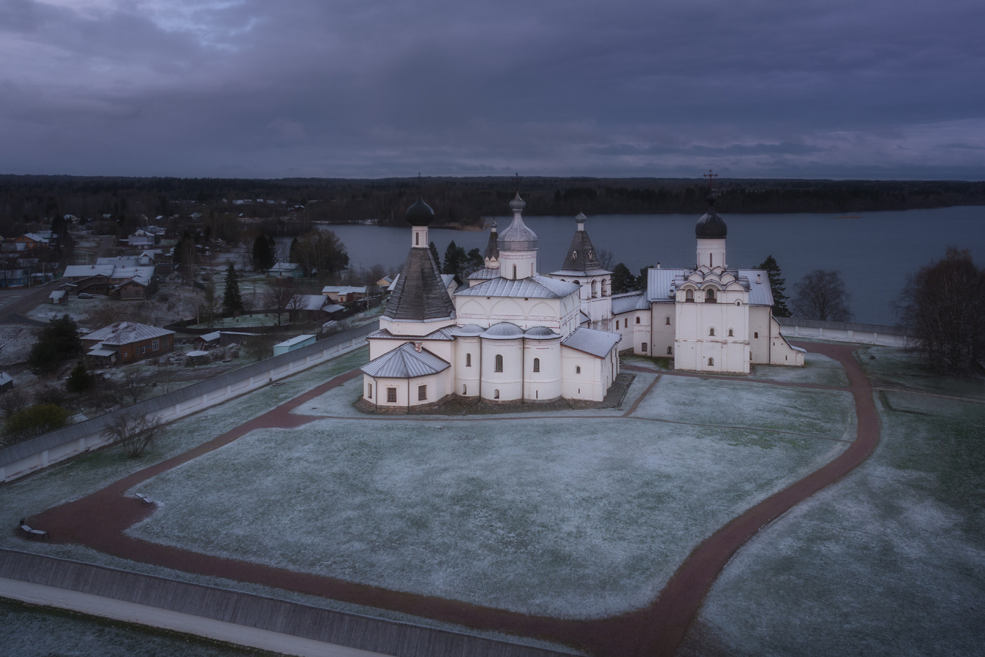 Майским снегом припорошеннный, монастырь стоит на берегу...4