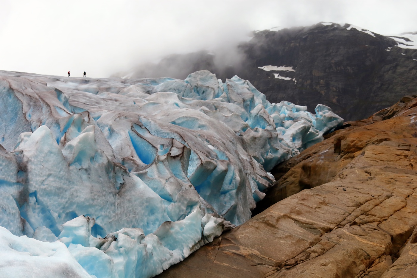 Люди и ледник