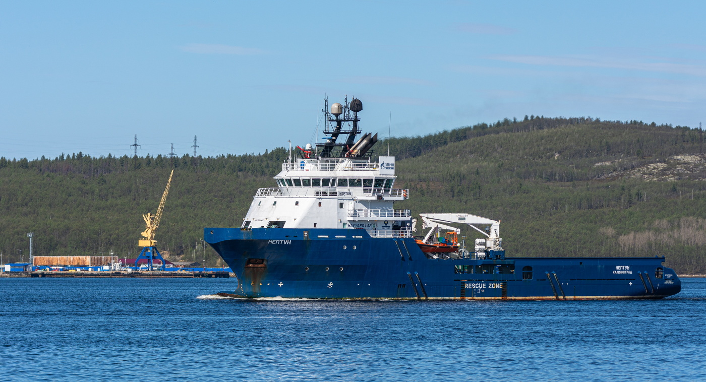 Транспортно-буксирное судно "Нептун" в Кольском заливе