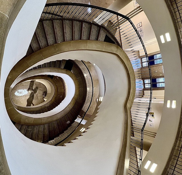 Вниз. По лестнице.: