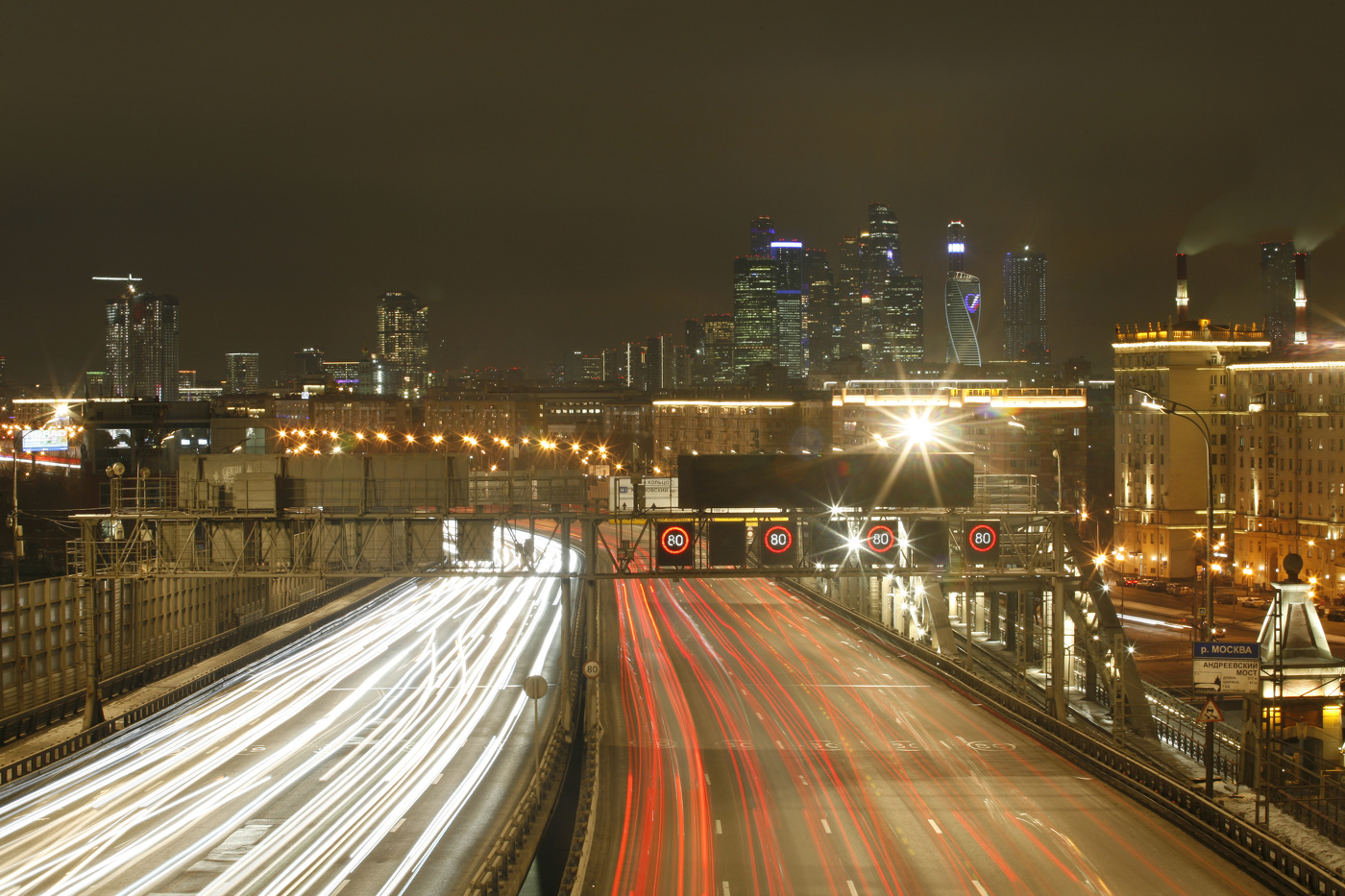 Вечерний поток машин на длинной выдержке