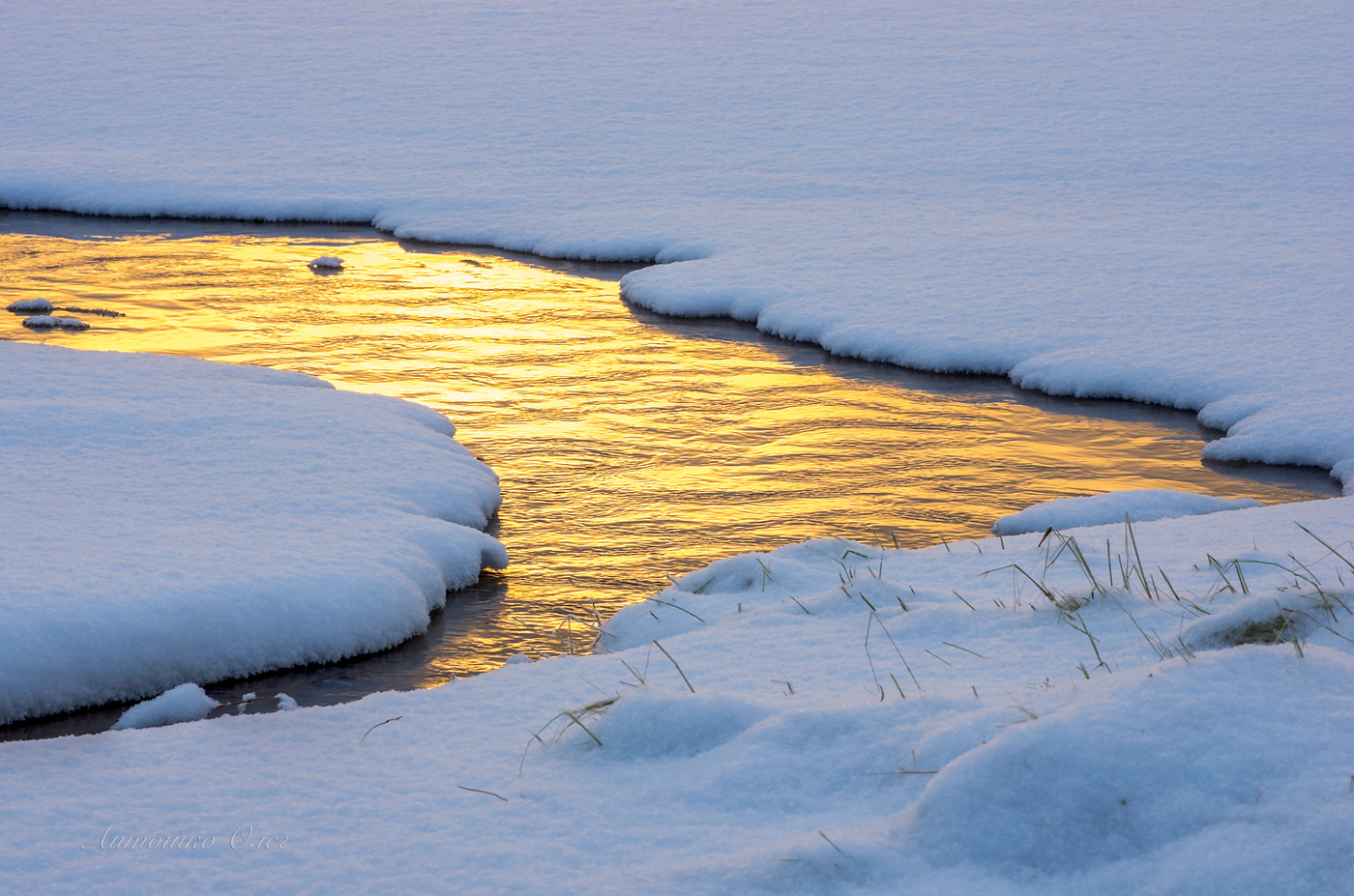 Ручей на берегу Финского залива в январских красках.
