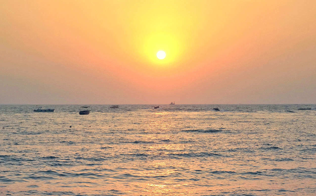 На закате в море