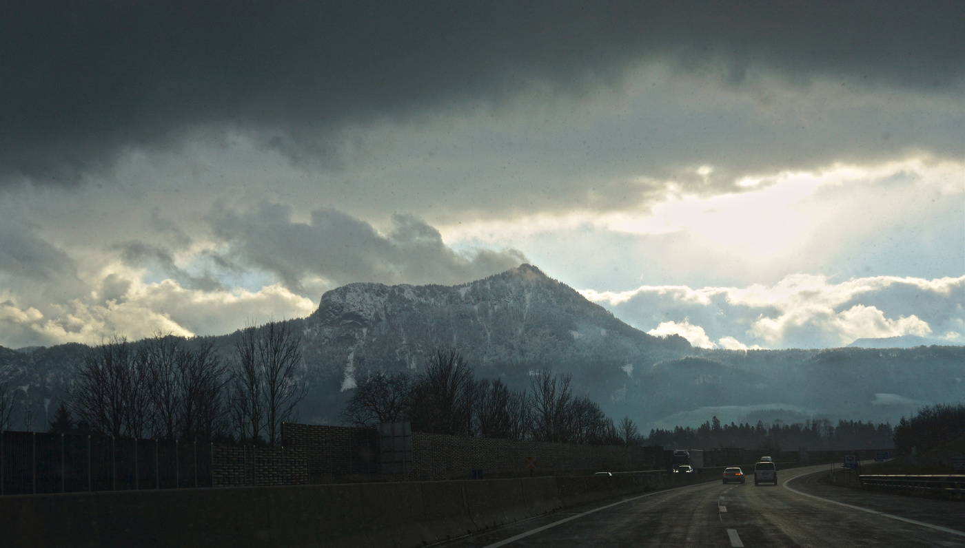 Вид на Австрийские Альпы – хмурым зимним днём