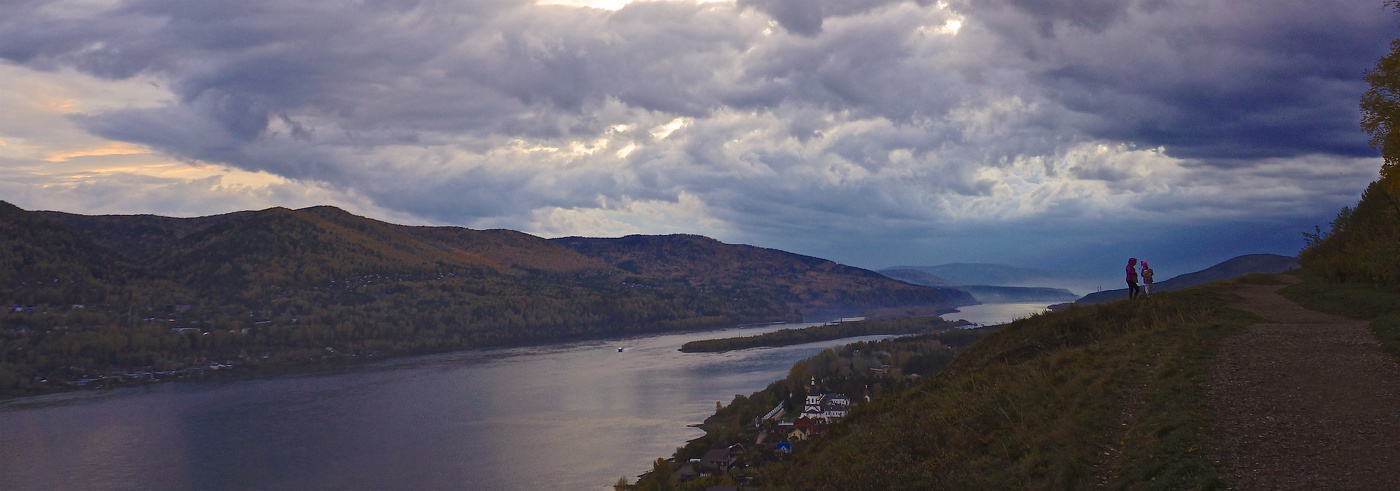 Осень, вечер. Река и облака