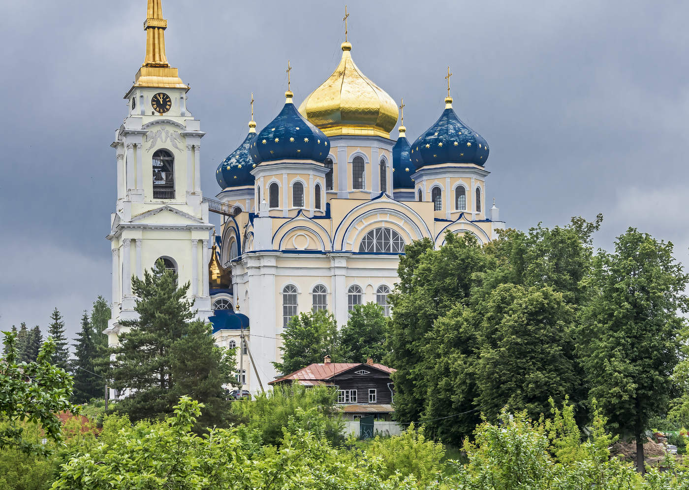 Под сенью храма.