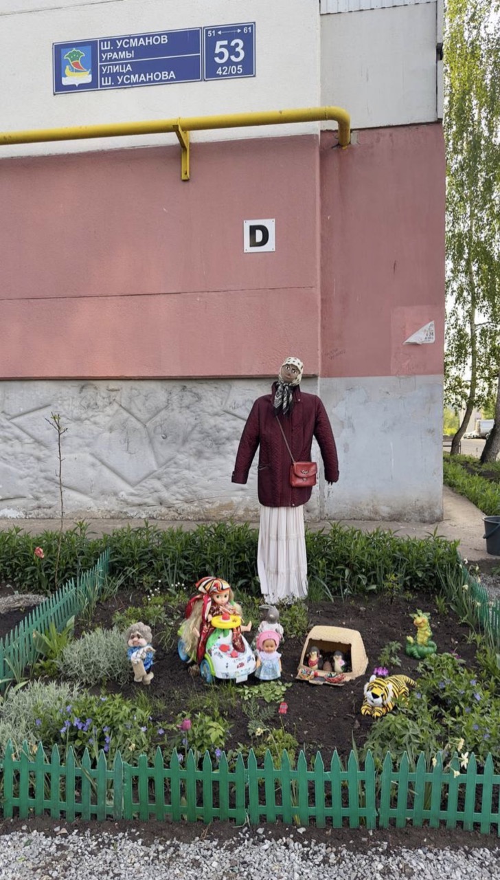 Не скучно у подъезда