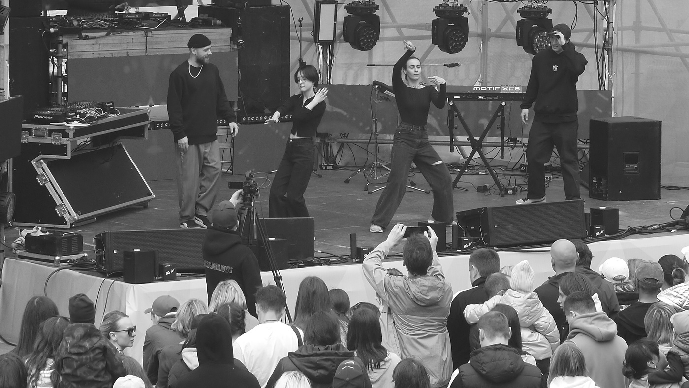 Дамы приглашают кавалеров.