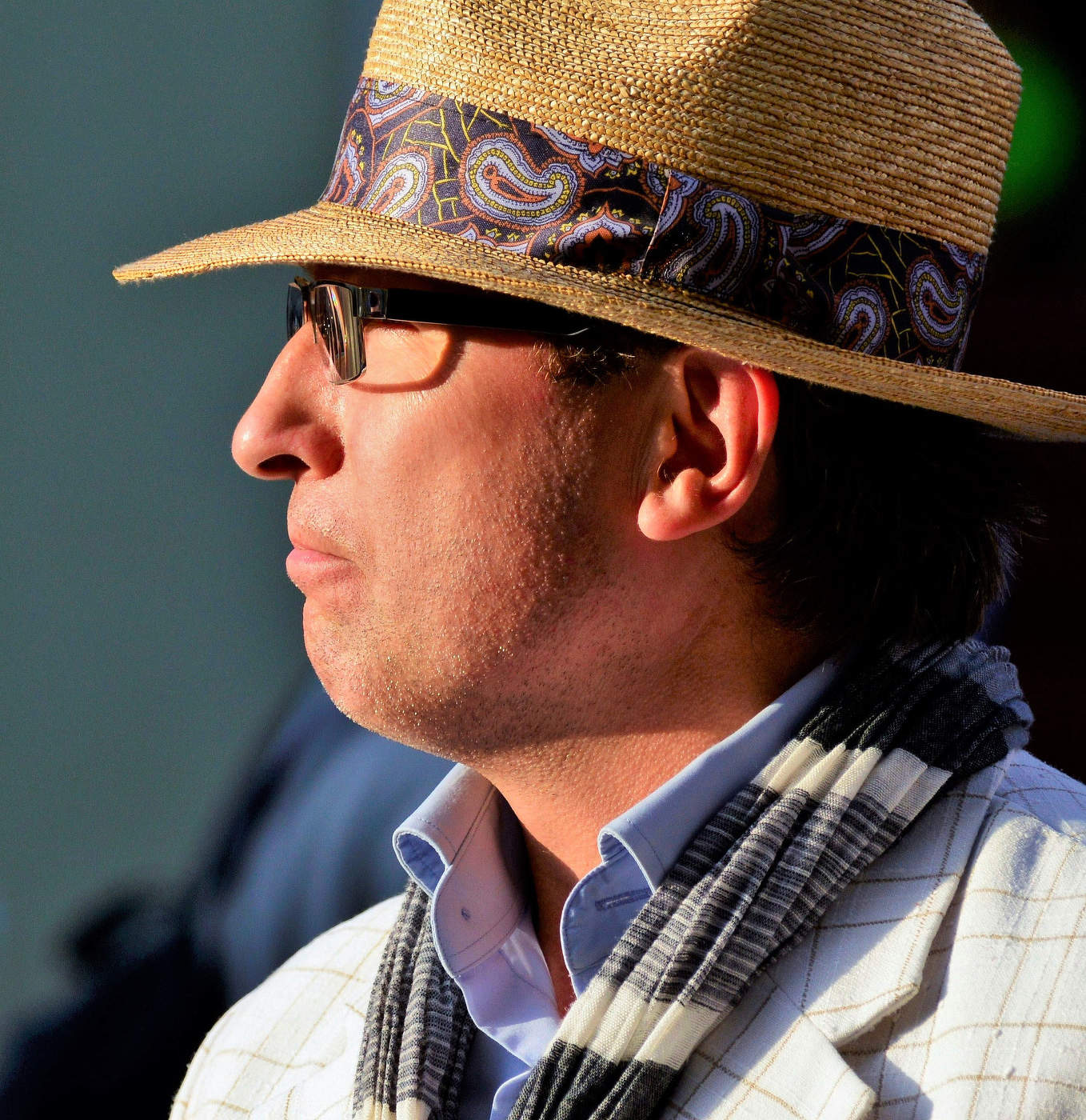 "Мужчина в шляпе - он загадочный и странный..."