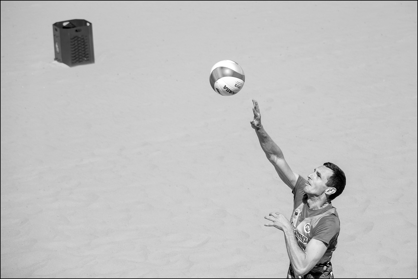 околоспортивный этюд с мячиком и корзинкой