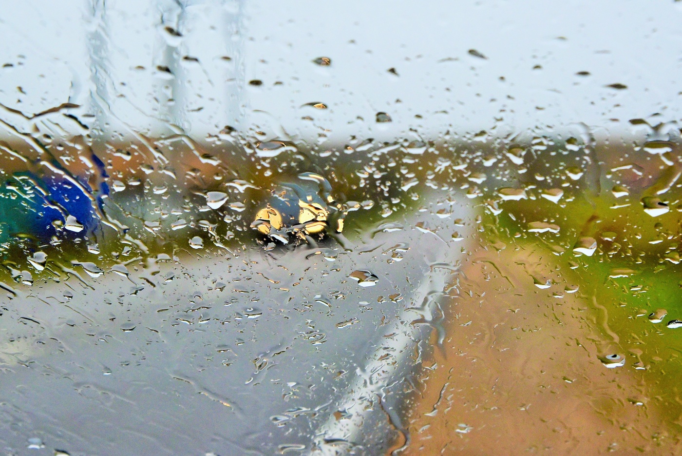 "Дождь барабанит по стеклам промокшими пальцами..."