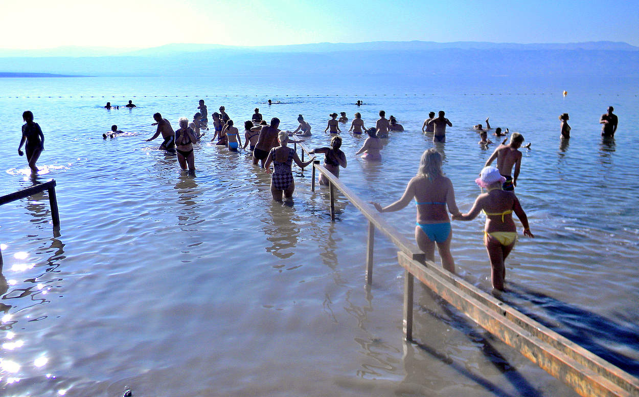 По воде Мёртвого моря