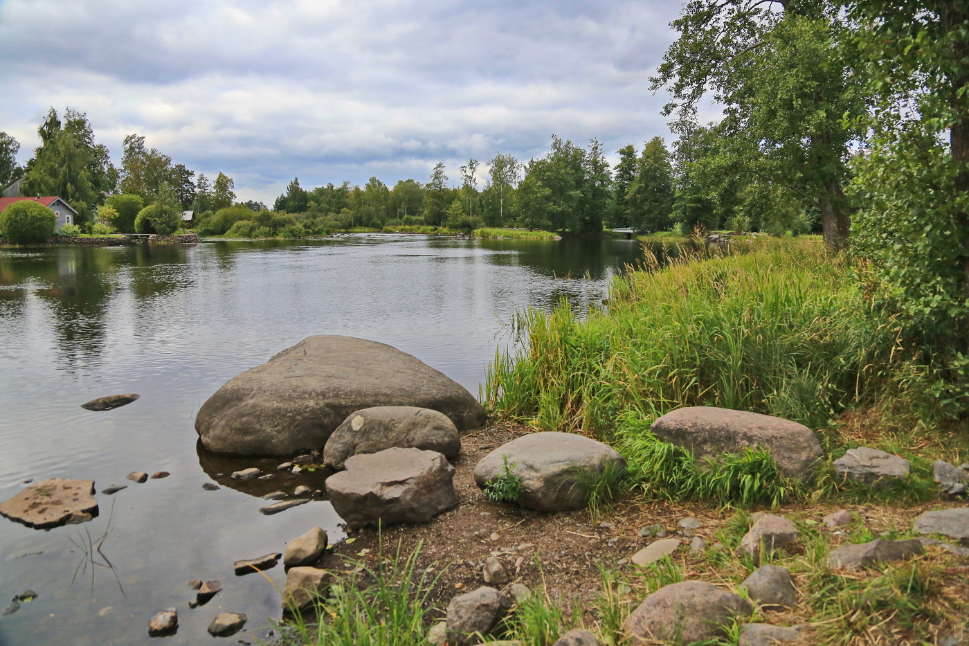 На берегу Вуоксы, парк у крепости Корела