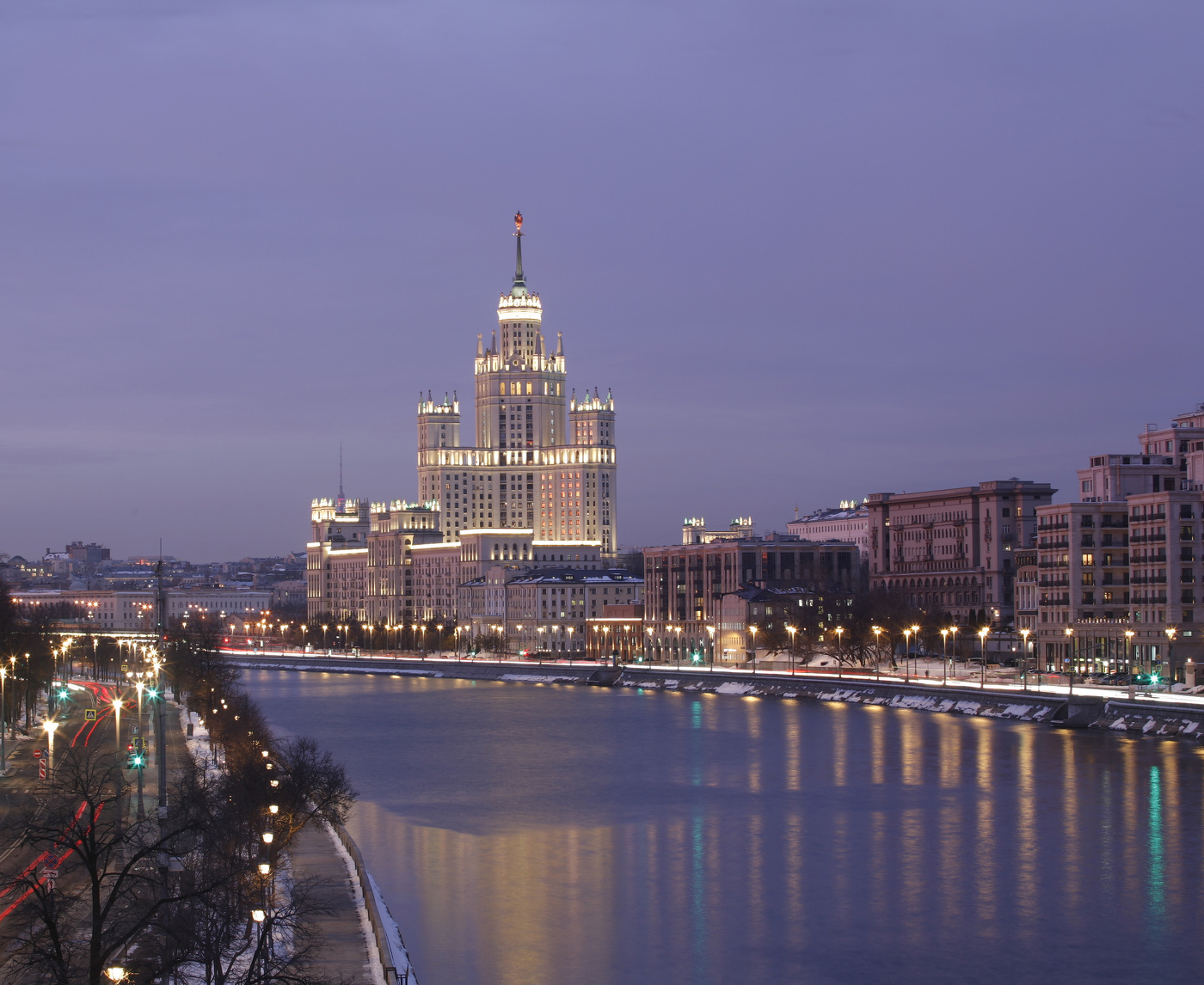 Высотка на Котельнеческой после заката