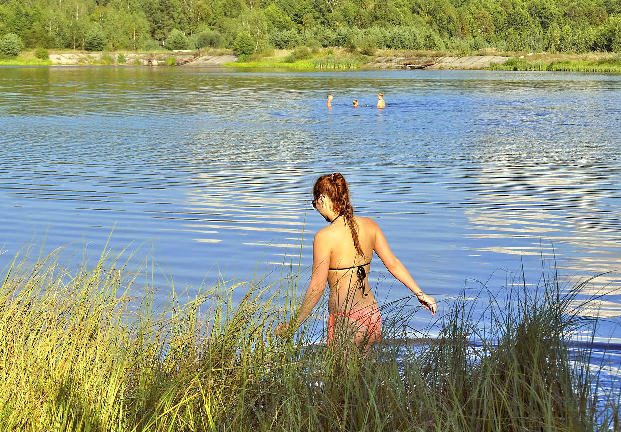 Дети, осторожней, русалка в воде