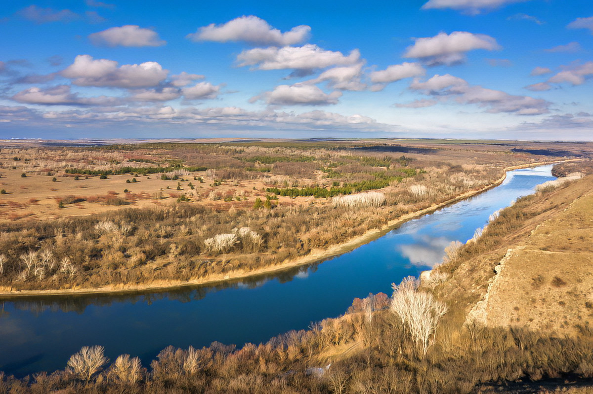 Синее небо над синей рекой