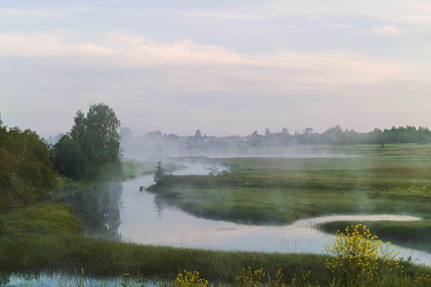 Туманное утро у заводи малой реки
