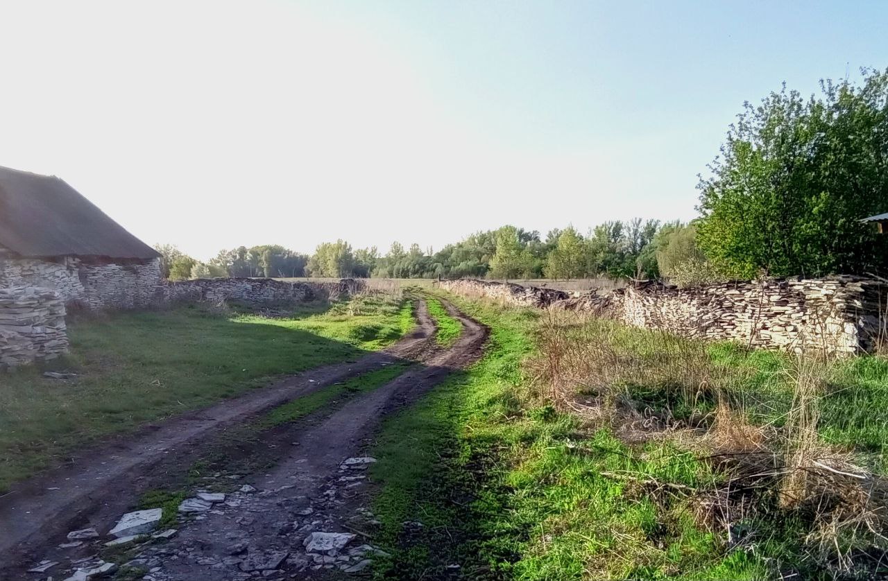 старинный переулочек с каменными стенами !