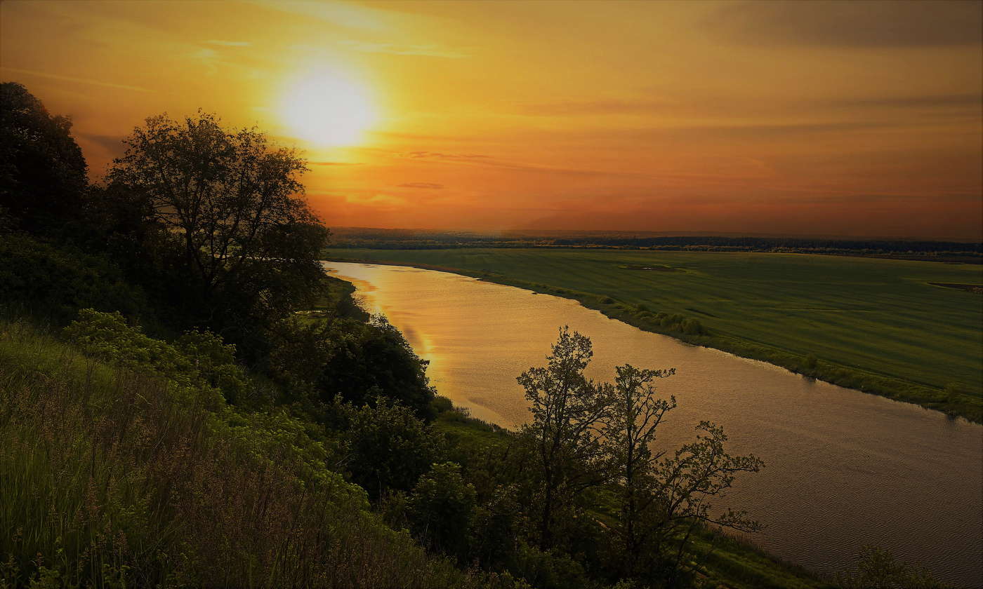 Свет вечерний, свет волшебный на землю золотом пролился...