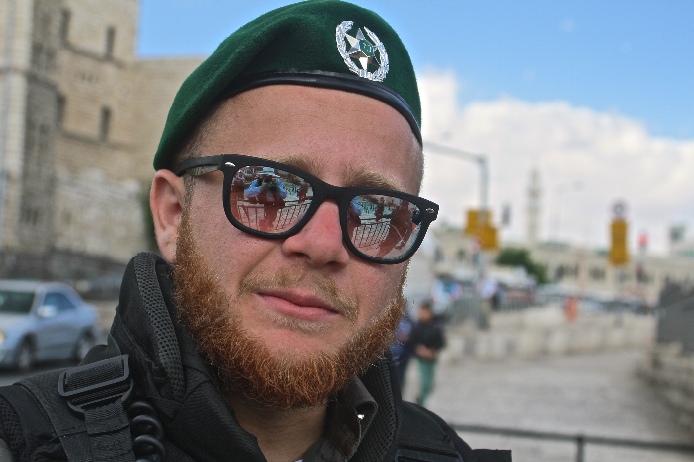 Он смотрел на меня изучающим взглядом :)