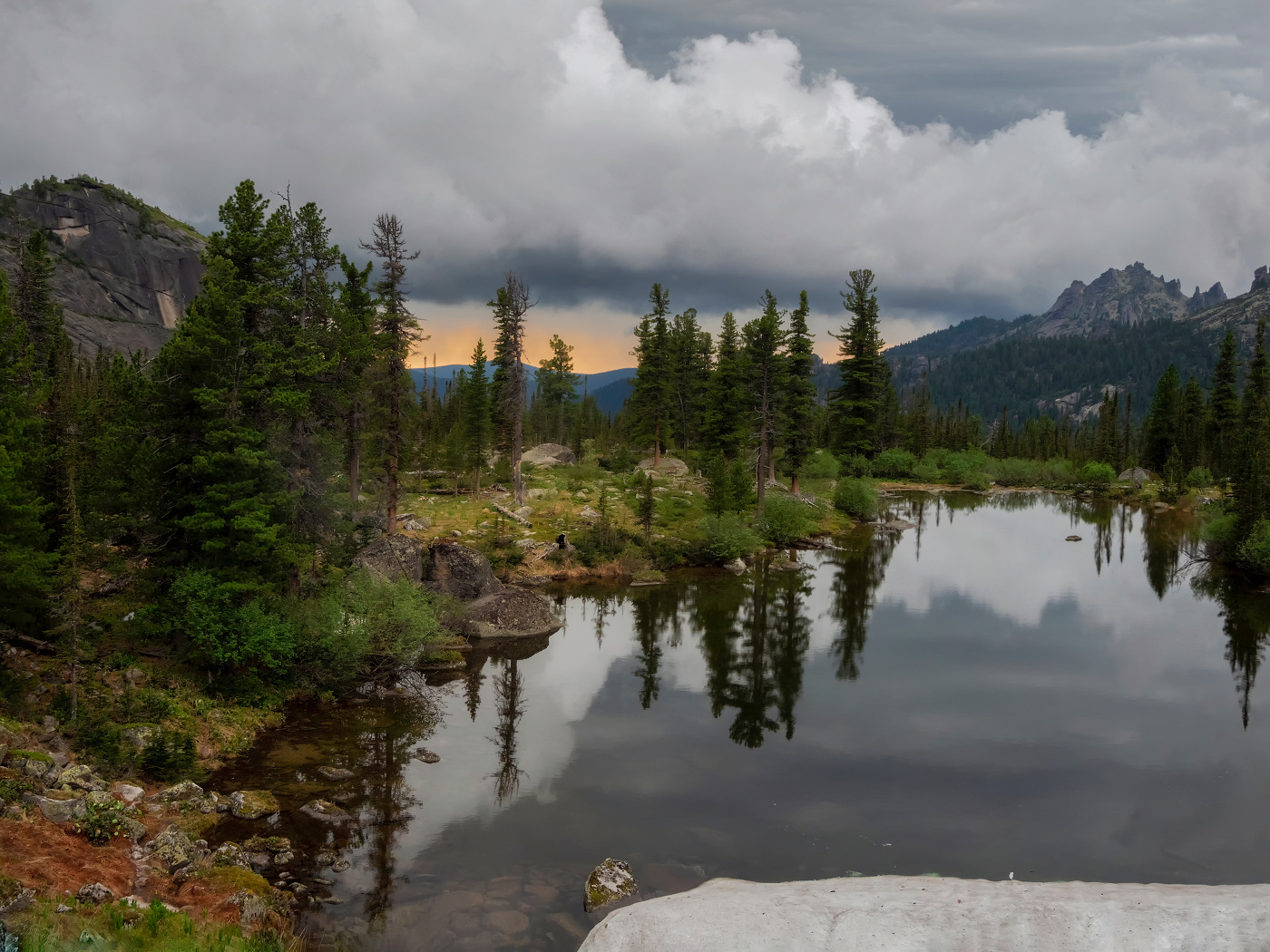 Поздний вечер на Лазурном озере. Ергаки. Июнь 2023