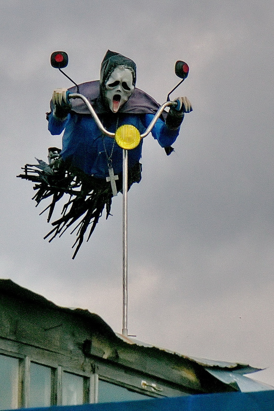 *Над крышами...**