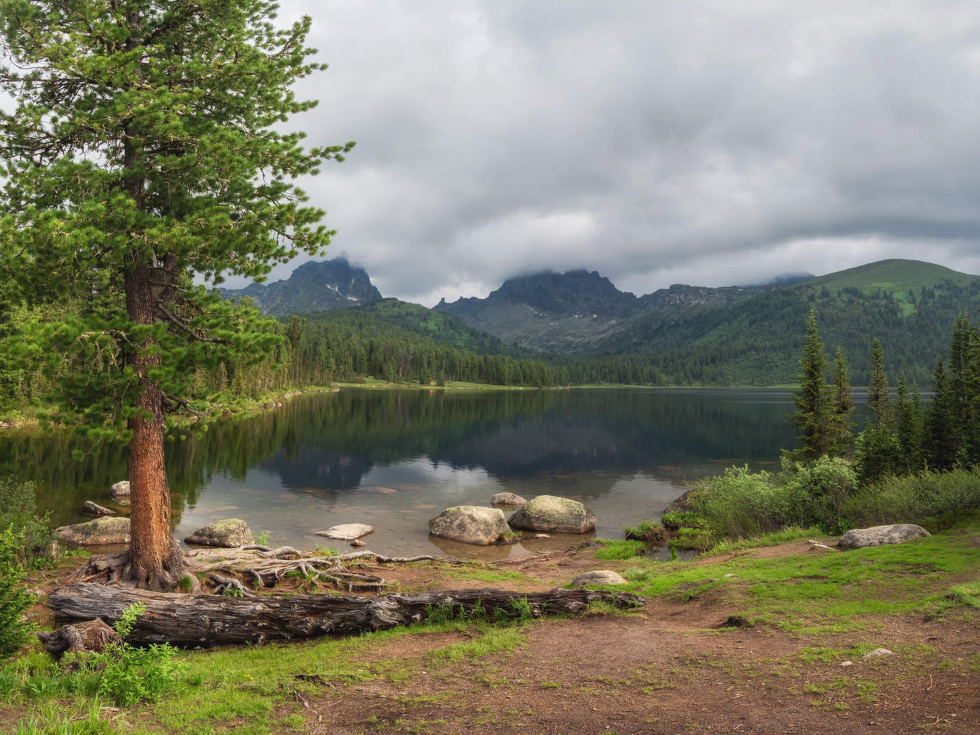 На берегу озера Светлое во время кратковременного утреннего солнца. Ергаки природный парк.