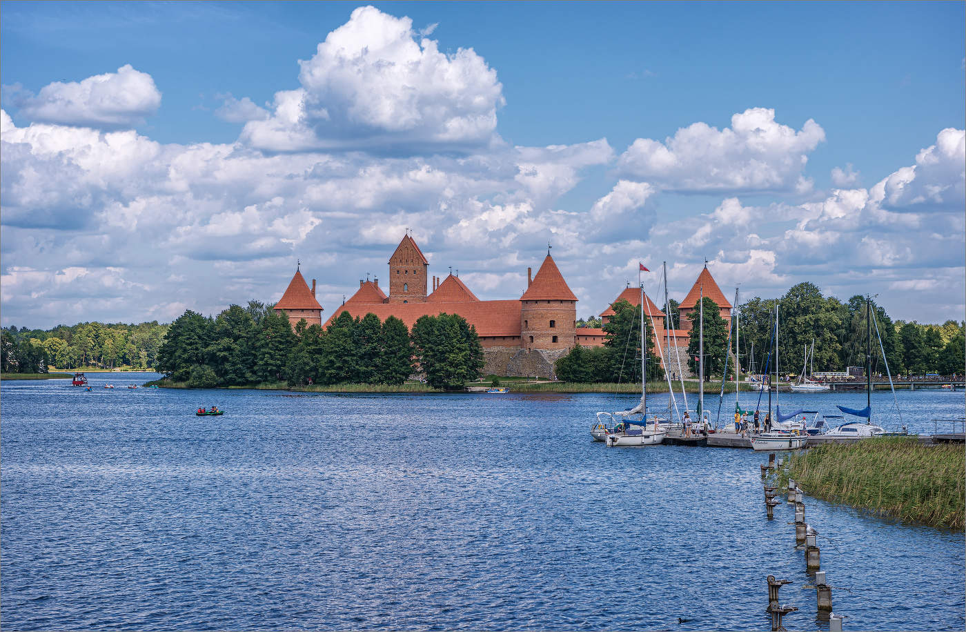 Тракайский замок на острове озера Гальве