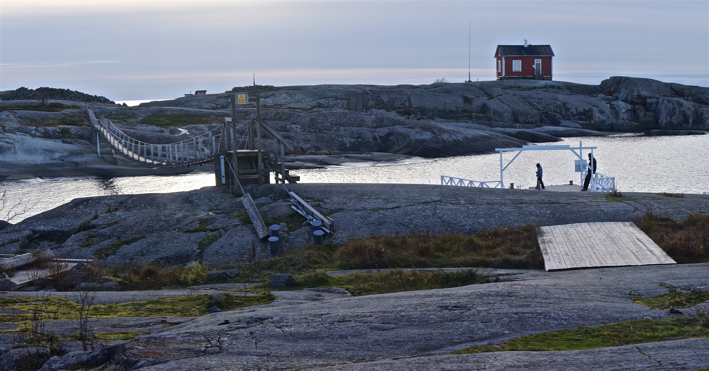 Пейзаж с Висячим мостом, пристанью и домиком...