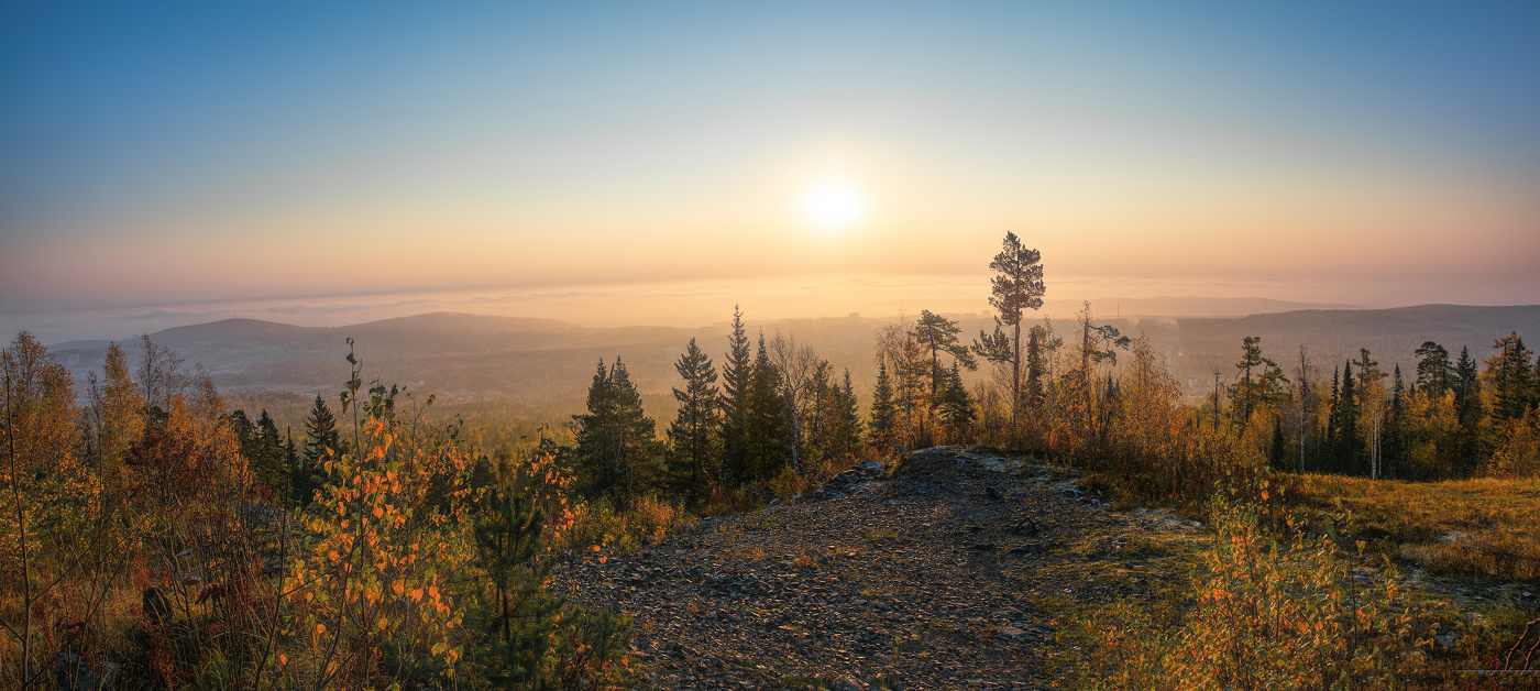 Осеннее утро и город в тумане