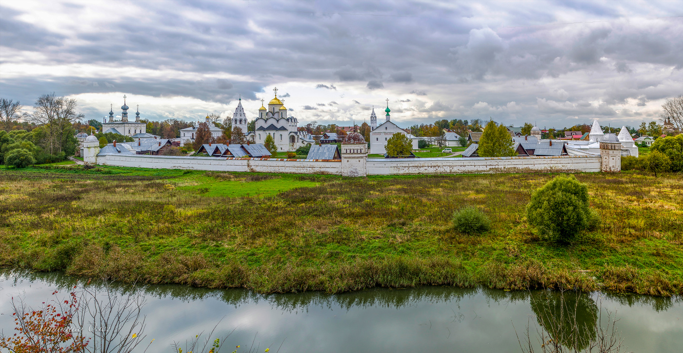 Город Суздаль осенью.