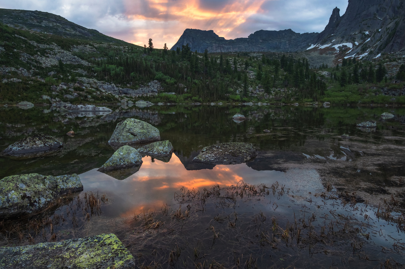 Рассвет над Спящим Саяном у озера Радужное. Ергаки