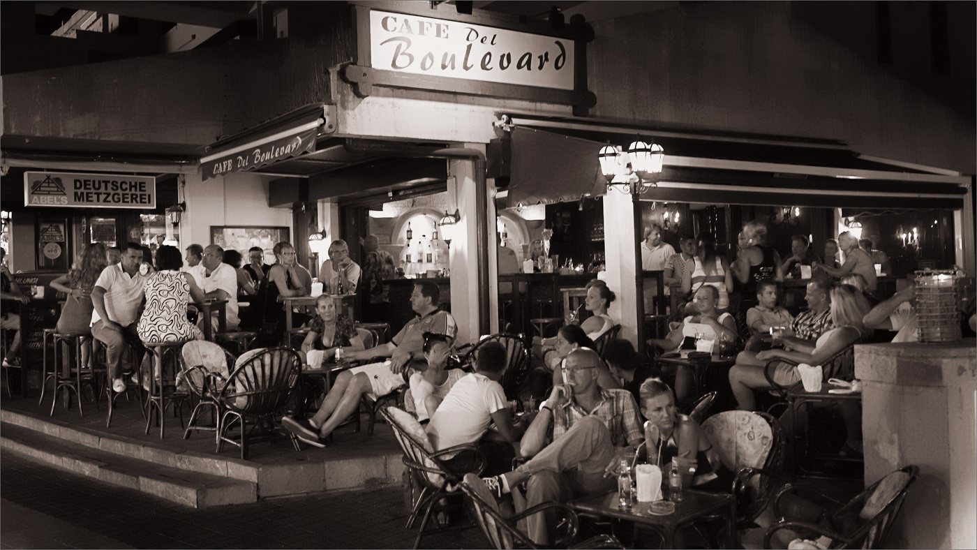 Немцы и "двое русских" на бульваре в Пагере......