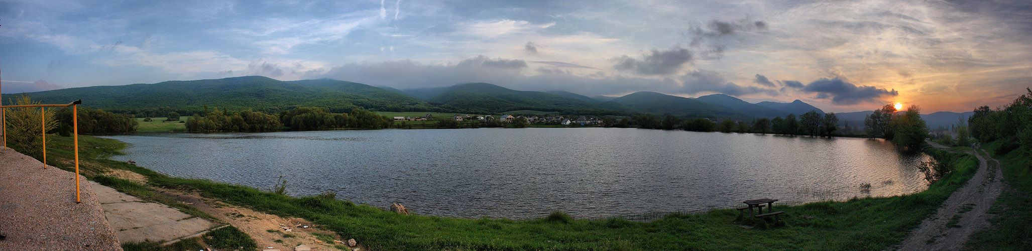 Вечерне-крымская с озером