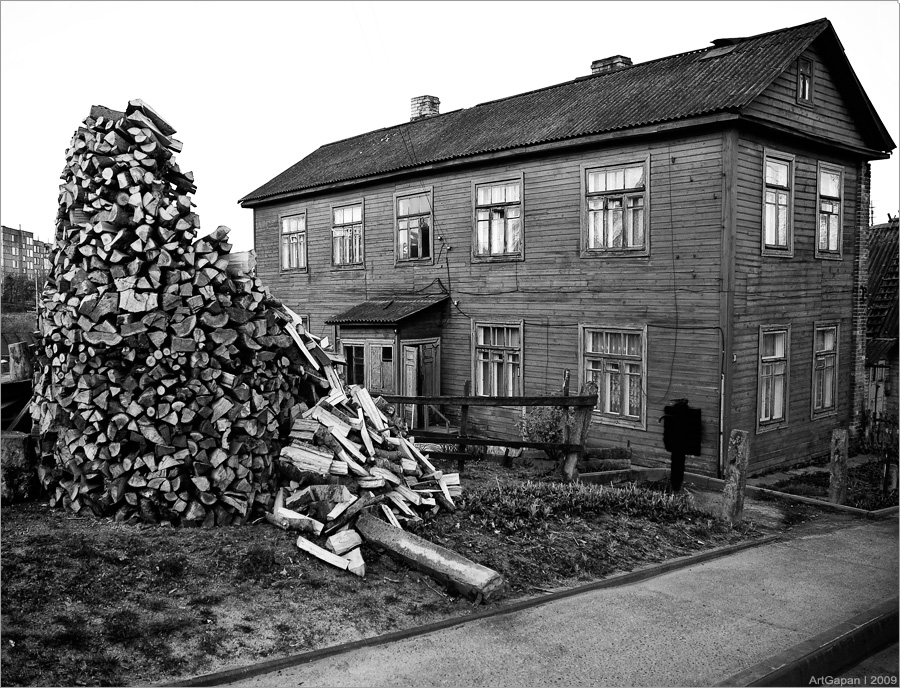 ...на траве дрова)