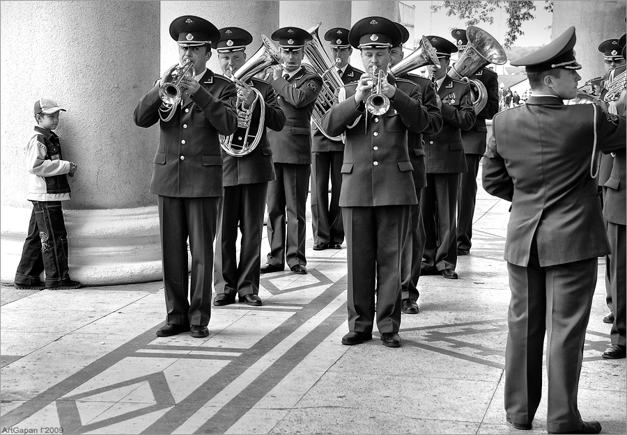 "Здесь птицы не поют..."