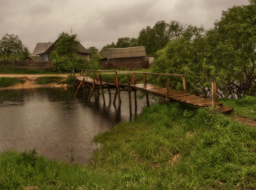 Мостик. Дождь. Май.