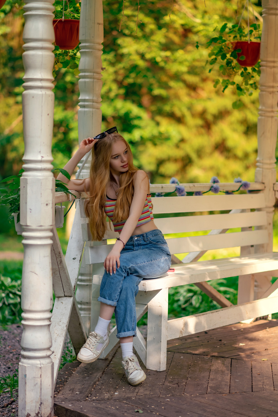 Даша в беседке