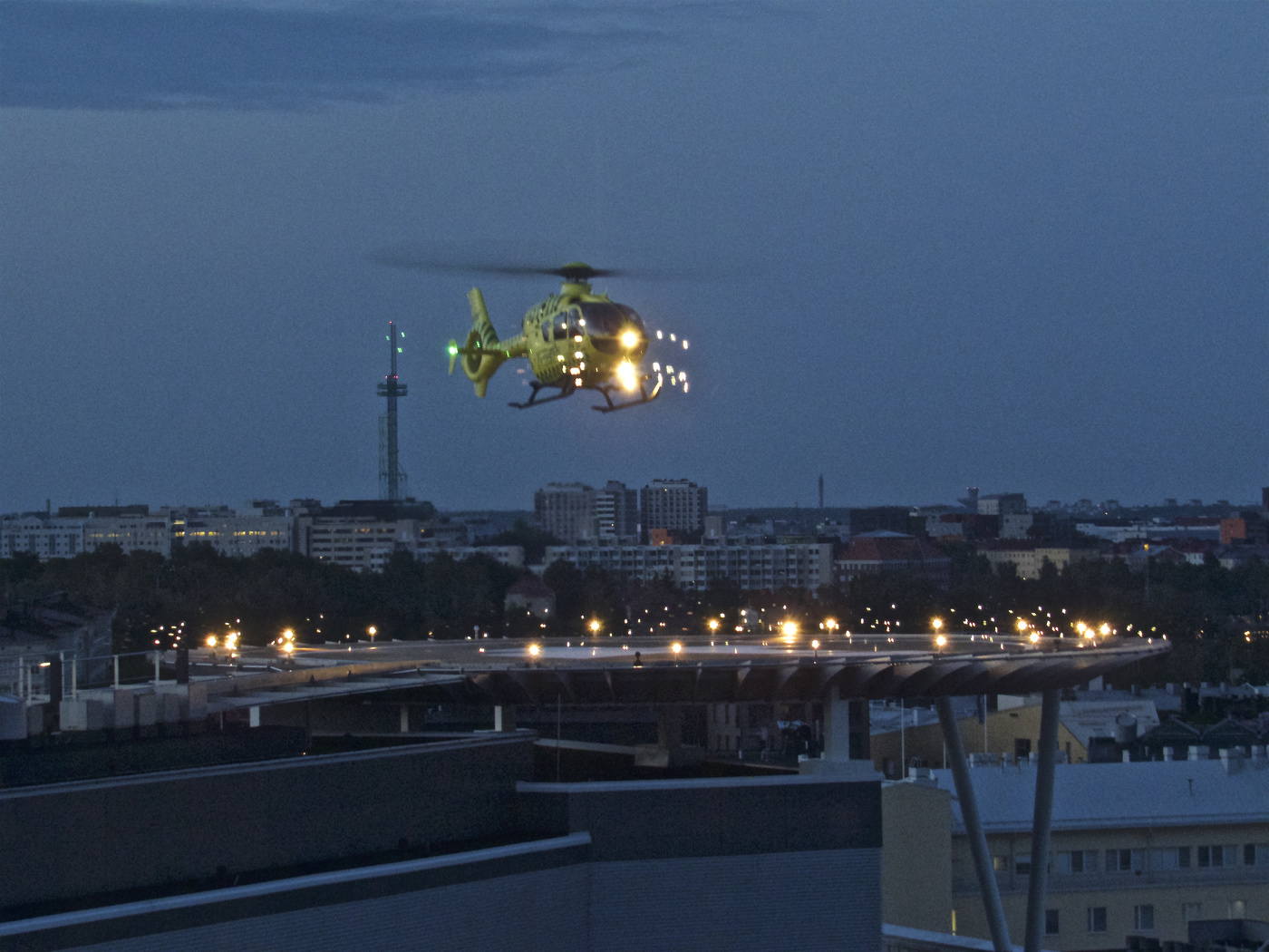 Ночной взлёт медицинского вертолёта