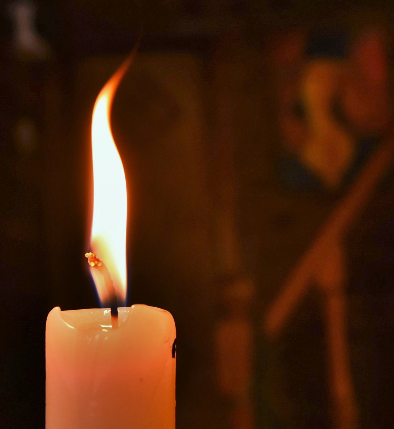 "Мерцая желтым язычком, свеча все больше оплывает.."