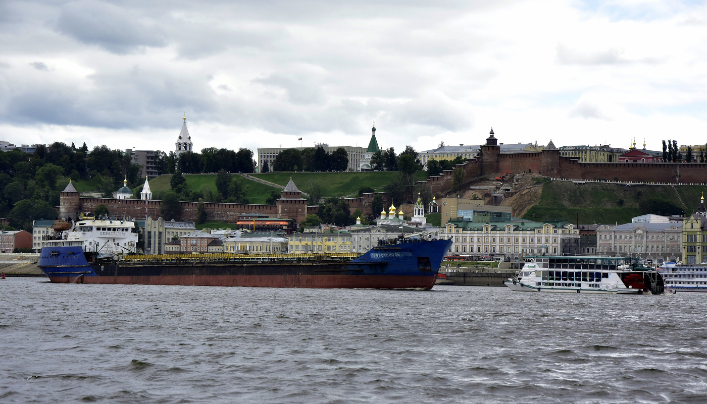Тучи над городом встали