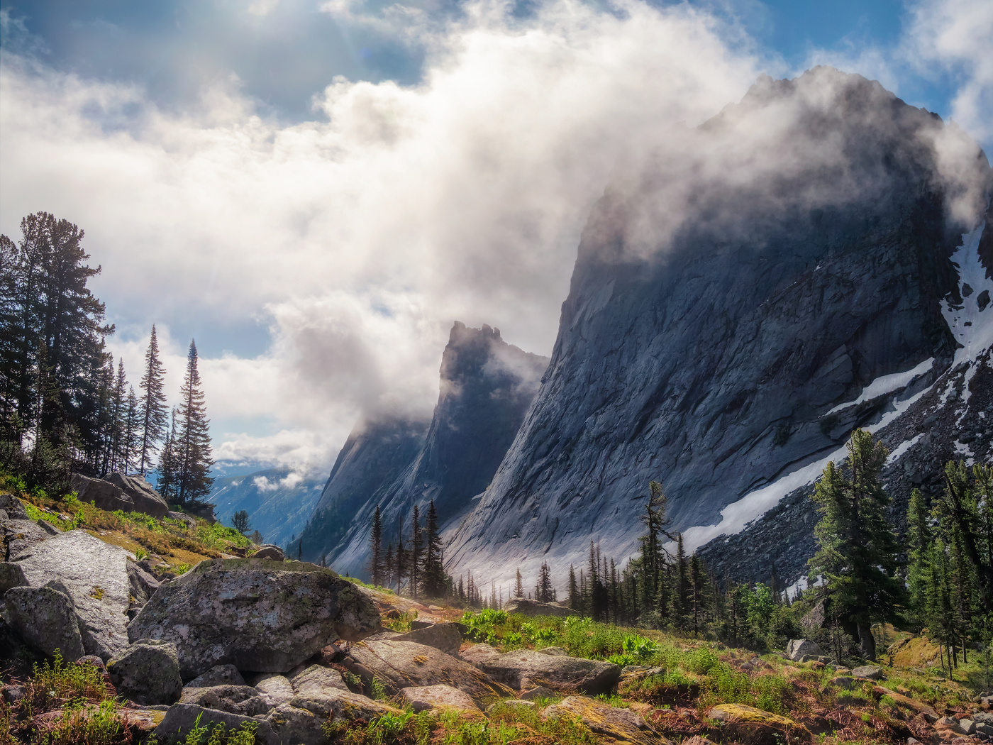 Утро туманное в окрестностях Черного озера. Ергаки, Западные Саяны.