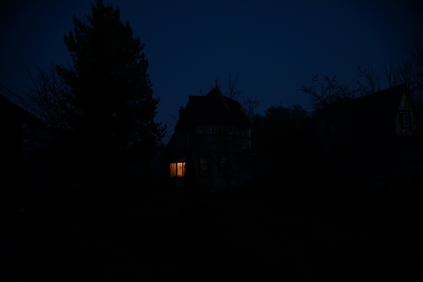 "Кошка ночь пришла украдкой, села рядом и мурчит..."