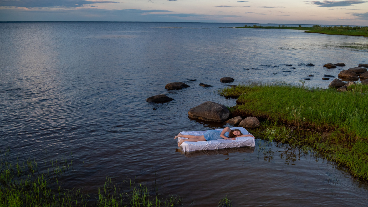 Спящая на плоту