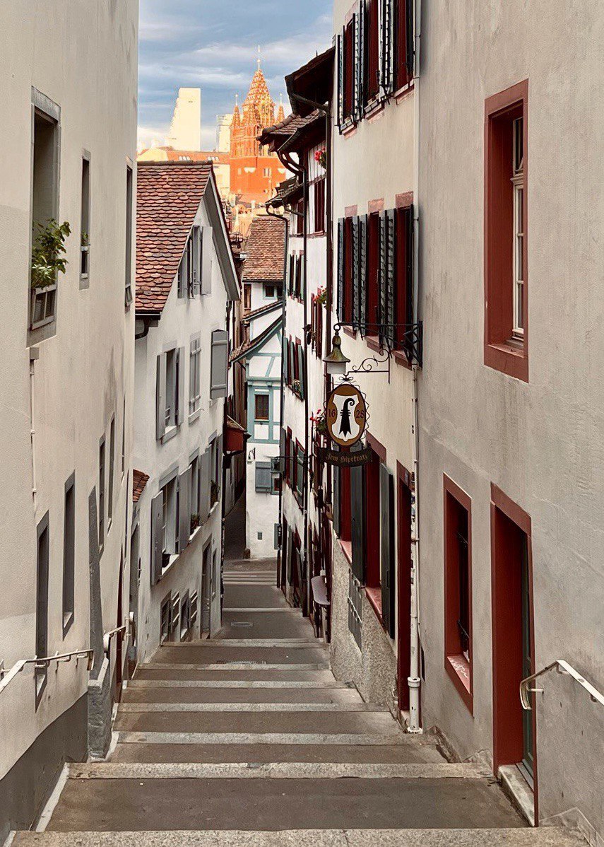 Вниз, по лестнице